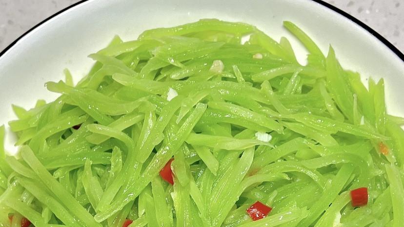 孩子不爱吃菜？这道清炒莴笋丝脆嫩爽口，5分钟出锅，全家抢着吃