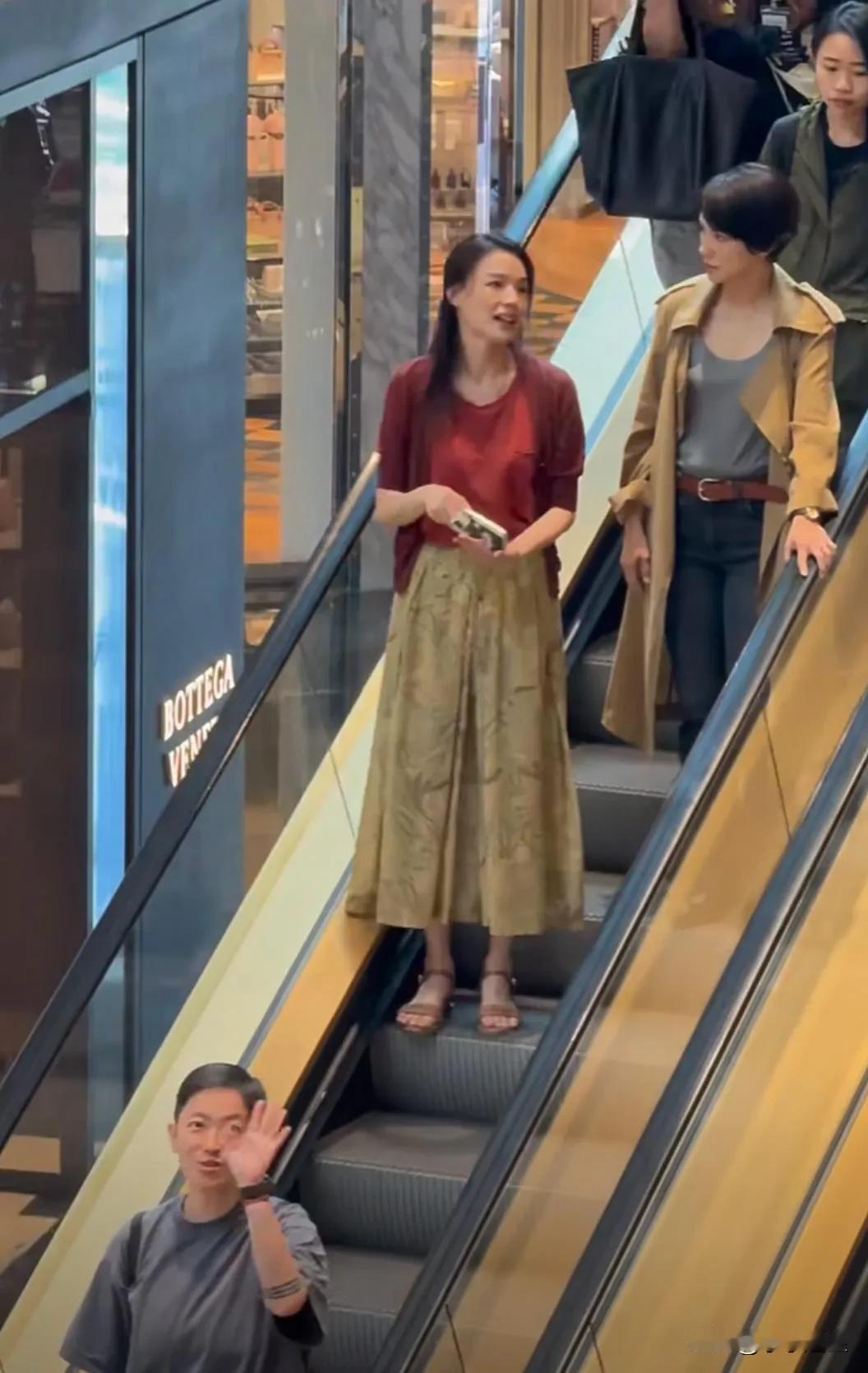 舒淇李心洁在泰国拍戏被偶遇，舒淇走路驼背外八字很严重，同行李心洁大肚腩显现，两位