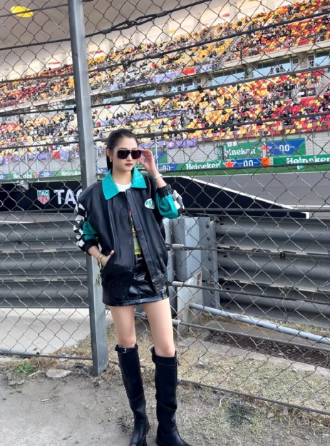 关晓彤现身上海F1！！一眼看过去全是腿！！好美好美！！太好看了！这完美的小头小脸