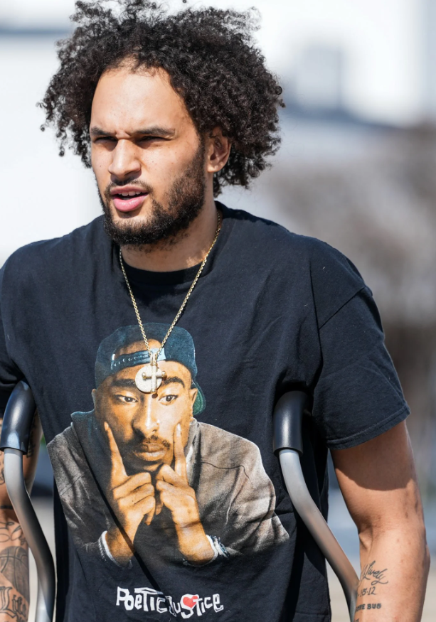 明日常规赛，独行侠客场对阵黄蜂。
独行侠中锋莱夫利今天拄拐登机，随队飞往夏洛特。