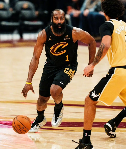 我怎么感觉哈登成了防守最好的了，猛龙其他人见了哈登都主动叫挡拆了，单打哈登不是被