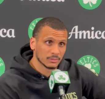 NBA常规赛，凯尔特人主场113-102战胜黄蜂。

赛后，凯尔特人主教练乔-马