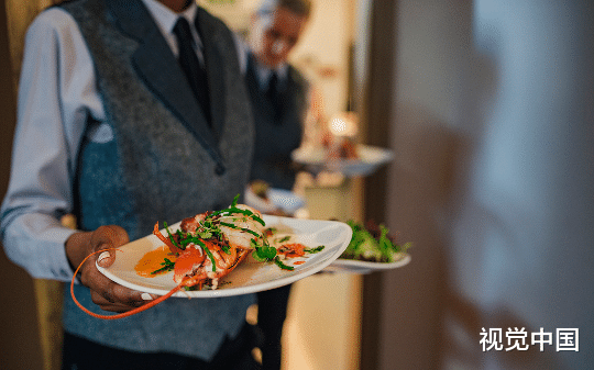 因不会切牛排，老人被服务员羞辱，第二天老人儿子成了餐厅新老板