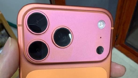 苹果iPhone 17深陷“掉色门”：星宇橙秒变粉色，褪色手机用户维保难