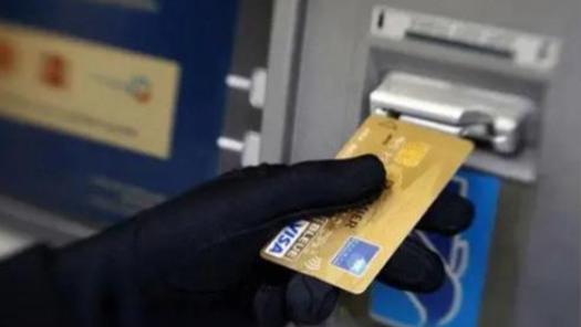 境外航班惊现“下机盗刷潮”：多名乘客信用卡现金被盗，财物筛选精准如“拆盲盒”