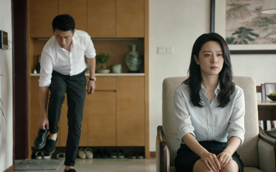 小姨子订婚宴上，她男友当众往我脸上泼香槟，我擦掉酒渍淡定地离席，19分钟后，岳母的手机响个不停