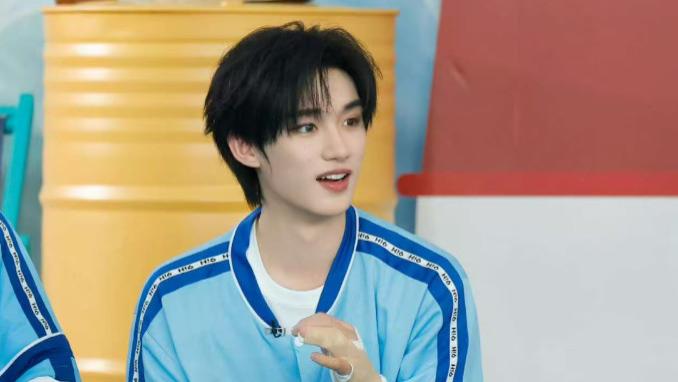 隐忍与坚韧：丁程鑫带伤坚守背后的敬业底色