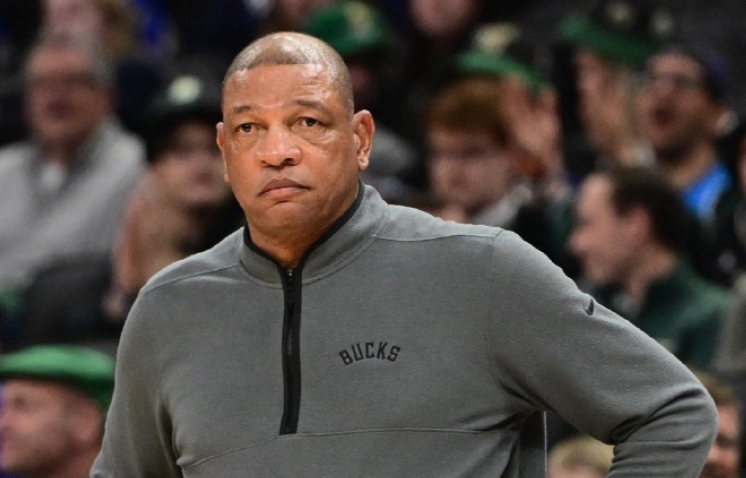 季后赛门票丢了，但未来还在：里弗斯点名表扬的这些年轻人，才是雄鹿的希望