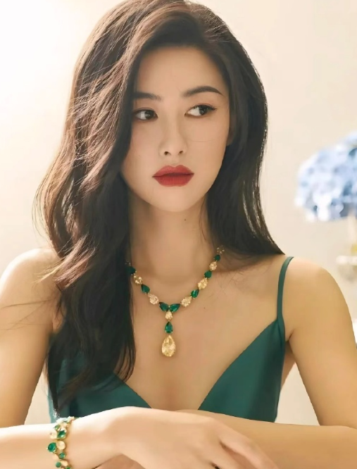 朱珠的穿搭让矜贵感刻在细节里，不用奢华堆砌，只凭剪裁质感，侧颜骨相美太吸睛，这份