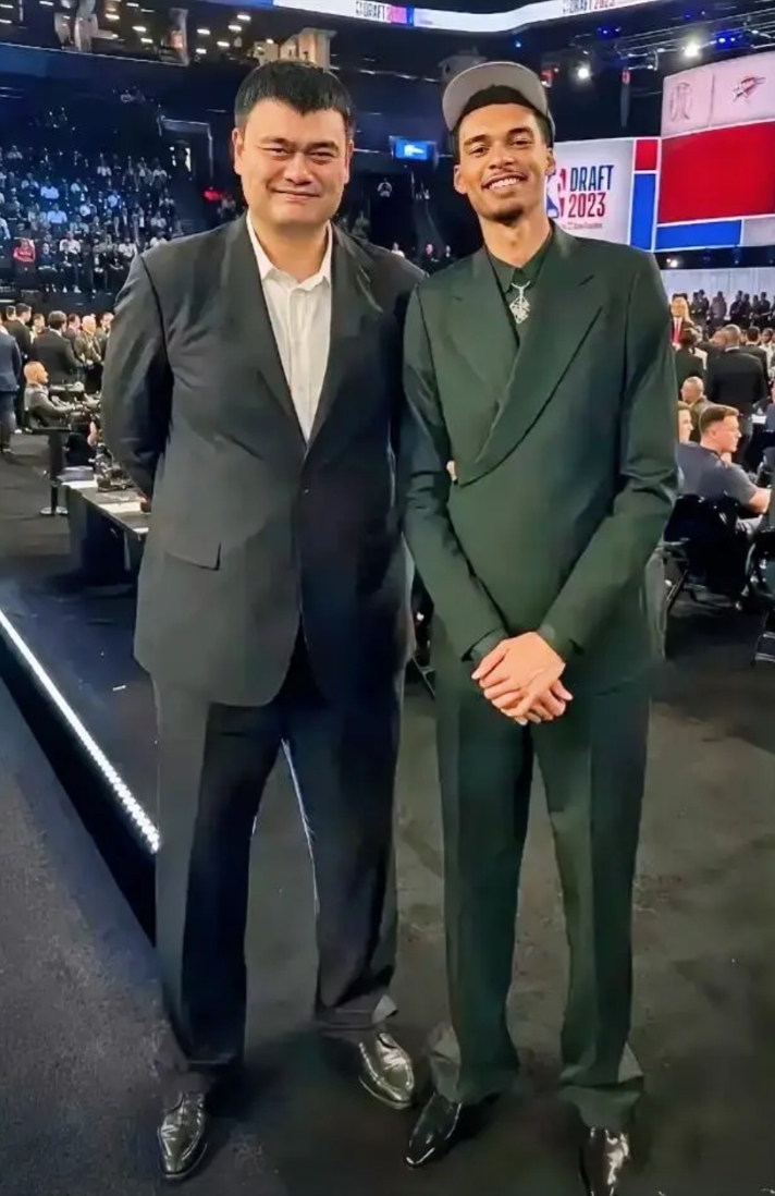从文班亚马的出现可以得出！
现代篮球里，大中锋想要成长为联盟顶流巨星，唯一可行的