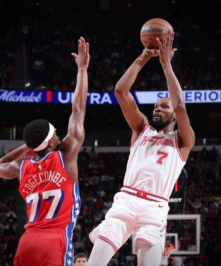 杜兰特刚刚投进了本赛季个人第700记运动战进球，
本赛季真实命中率63.8%，投