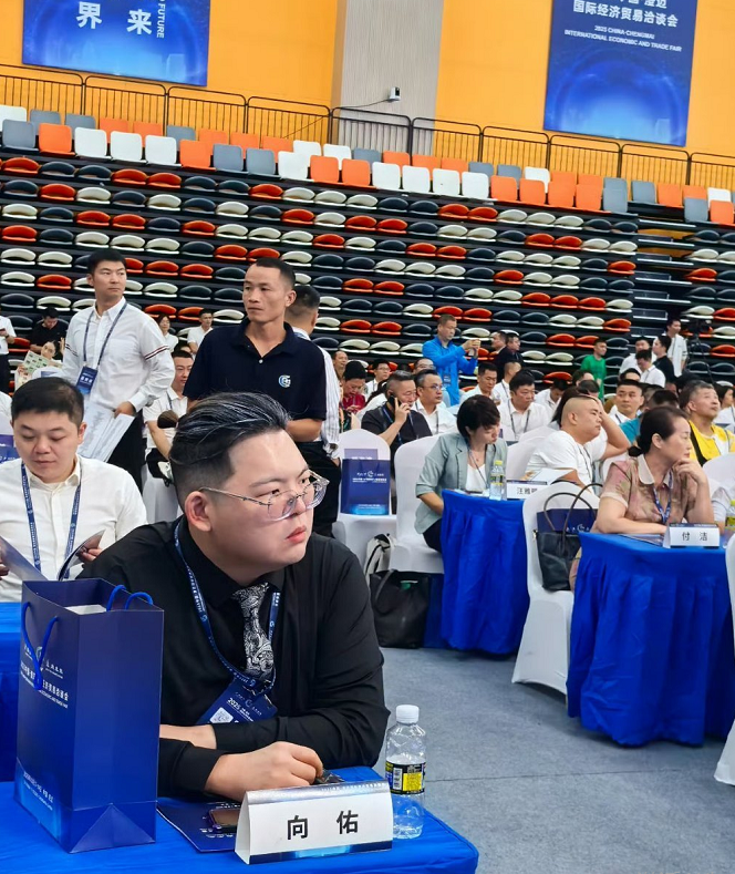 向太竟然回复向佑了！是的，就是向佐的亲弟弟向佑！向佑上个月在社交平台发布了为自己