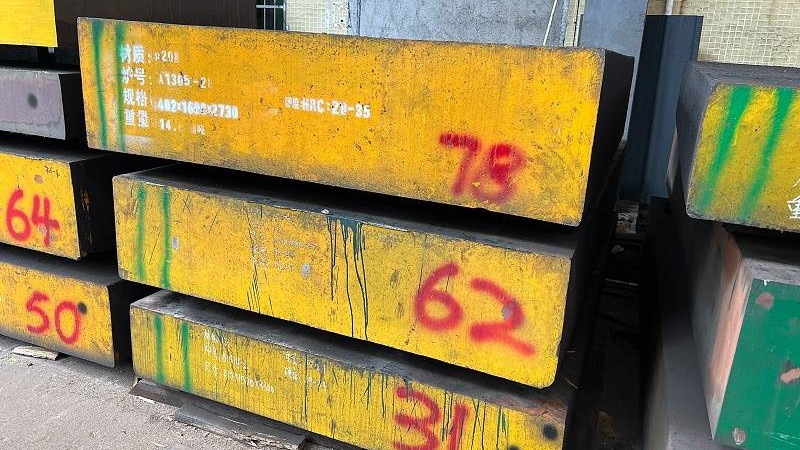模具选材案例：解决抛光麻点与批量变形问题
