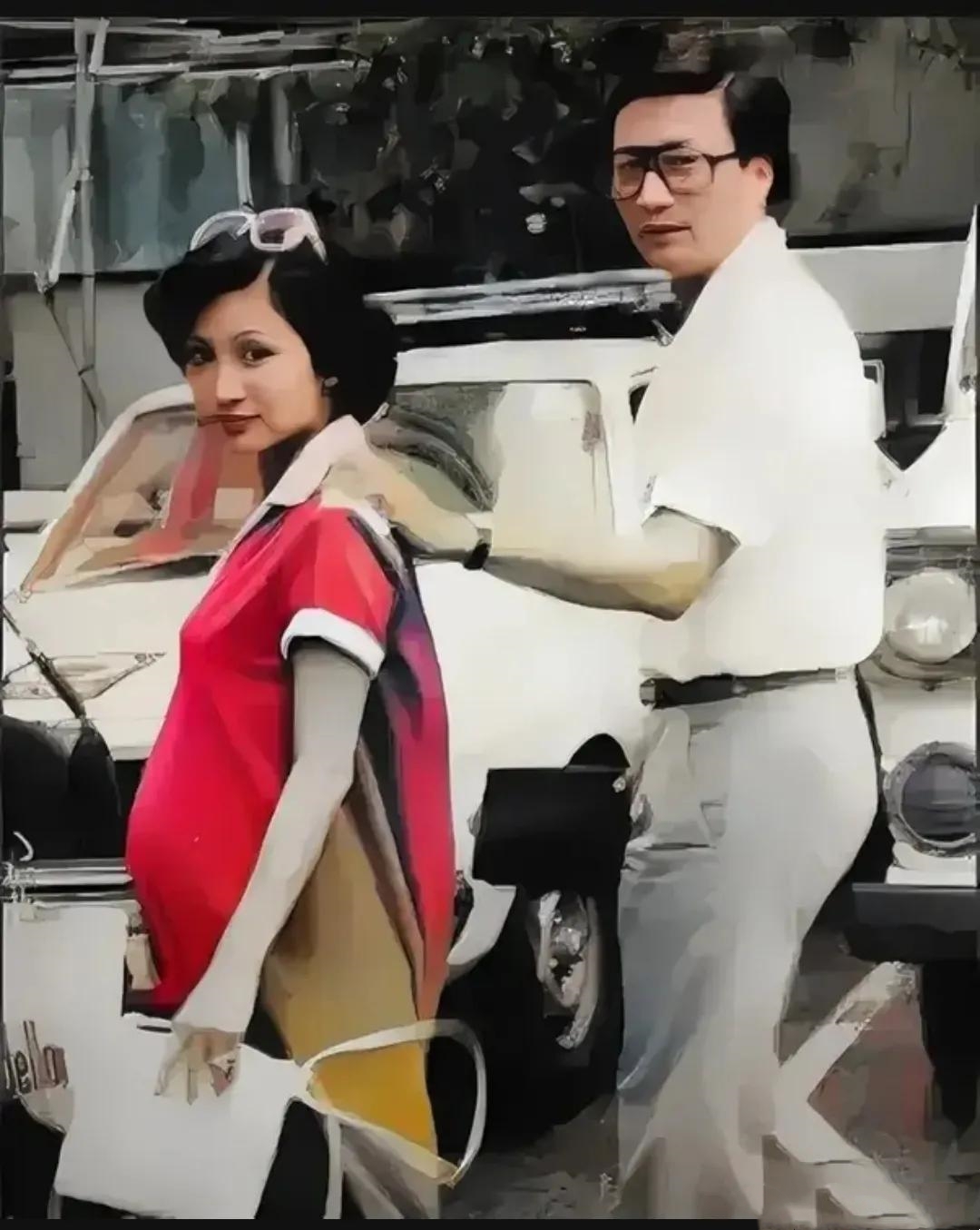 1980年，谢霆锋的父母，狄波拉和谢贤，在逛街的时候，被记者抓拍到一张照片，照片