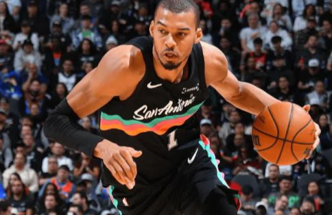 维克托文班亚马季后赛首轮场均出手12次，多了还是少了，感觉上有点偏少，比常规赛又