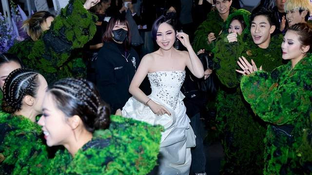 52岁杨千嬅请歌迷喝奶茶，自律与认知成就超长花期，内地吸金可观