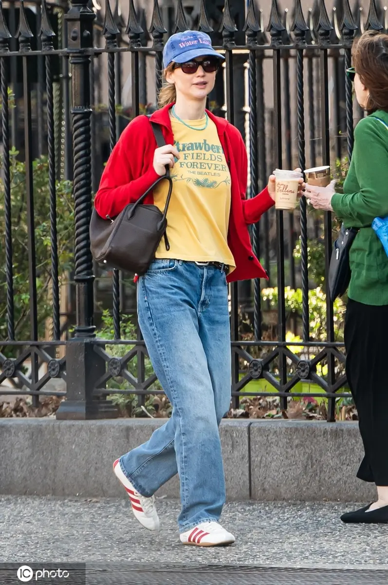 詹妮弗·劳伦斯现身纽约街头 红色针织开衫配牛仔裤休闲随性