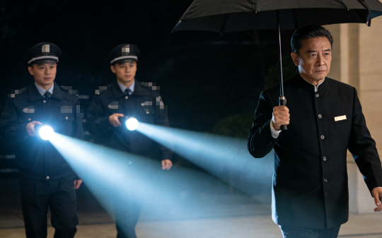 我瞒着前男友生下了两人的儿子，6年后他因意外失去生育能力，家族要将他除名，我带着儿子敲开了他家大门