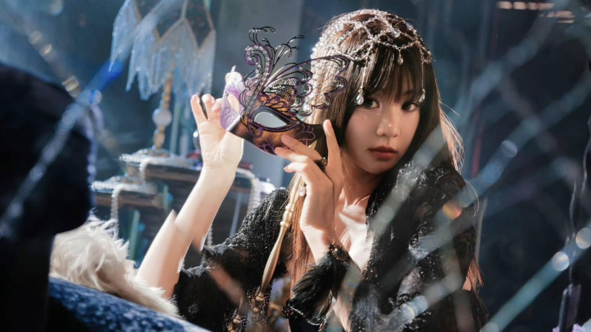 “灵动小花”变“暗夜女王”，胡意旋写真引发热议