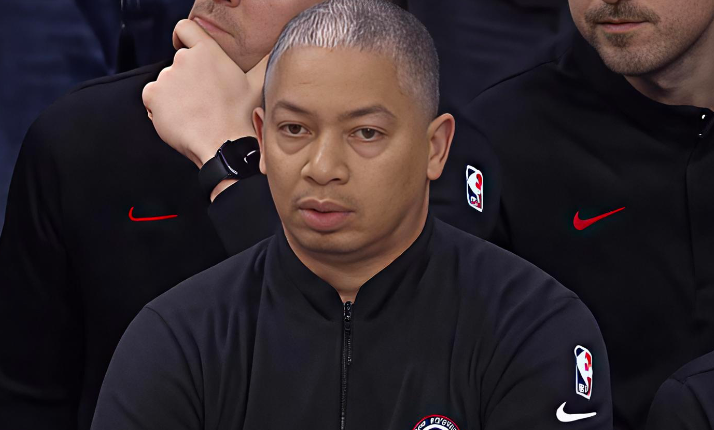 快船的问题从来都不是球员，那个所谓的有一千套战术的主教练才是快船的祸根，一整个赛