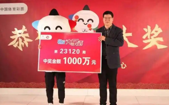 我买彩票中了千万，继父跪地求我给继弟买房买车，我点头同意，第二天就买了移民美国的机票…