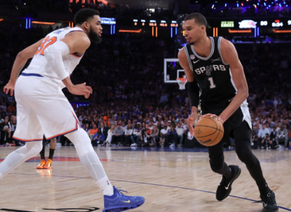 NBA总决赛，马刺对阵尼克斯的G5比赛中，出现了非常奇葩的一幕
第二节比赛刚刚开