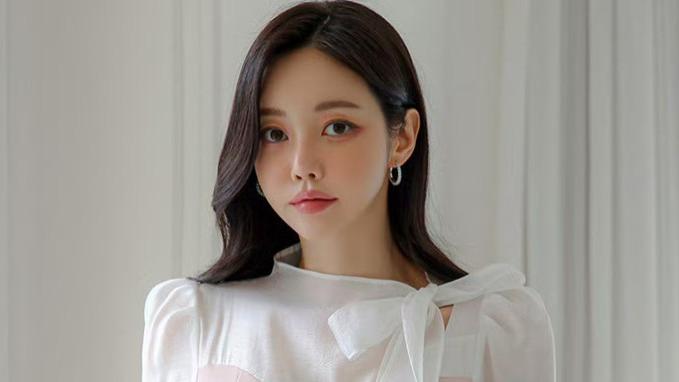 烟波漫卷千叠翠，罗衣拂过碧湖水，一篙撑碎云霞色，倩影婀娜伴君回