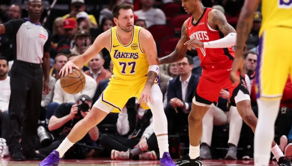 湖人豪取六连胜！东契奇36分力克火箭，詹皇末节暴扣定乾坤——一场新老交锋的战术缩影