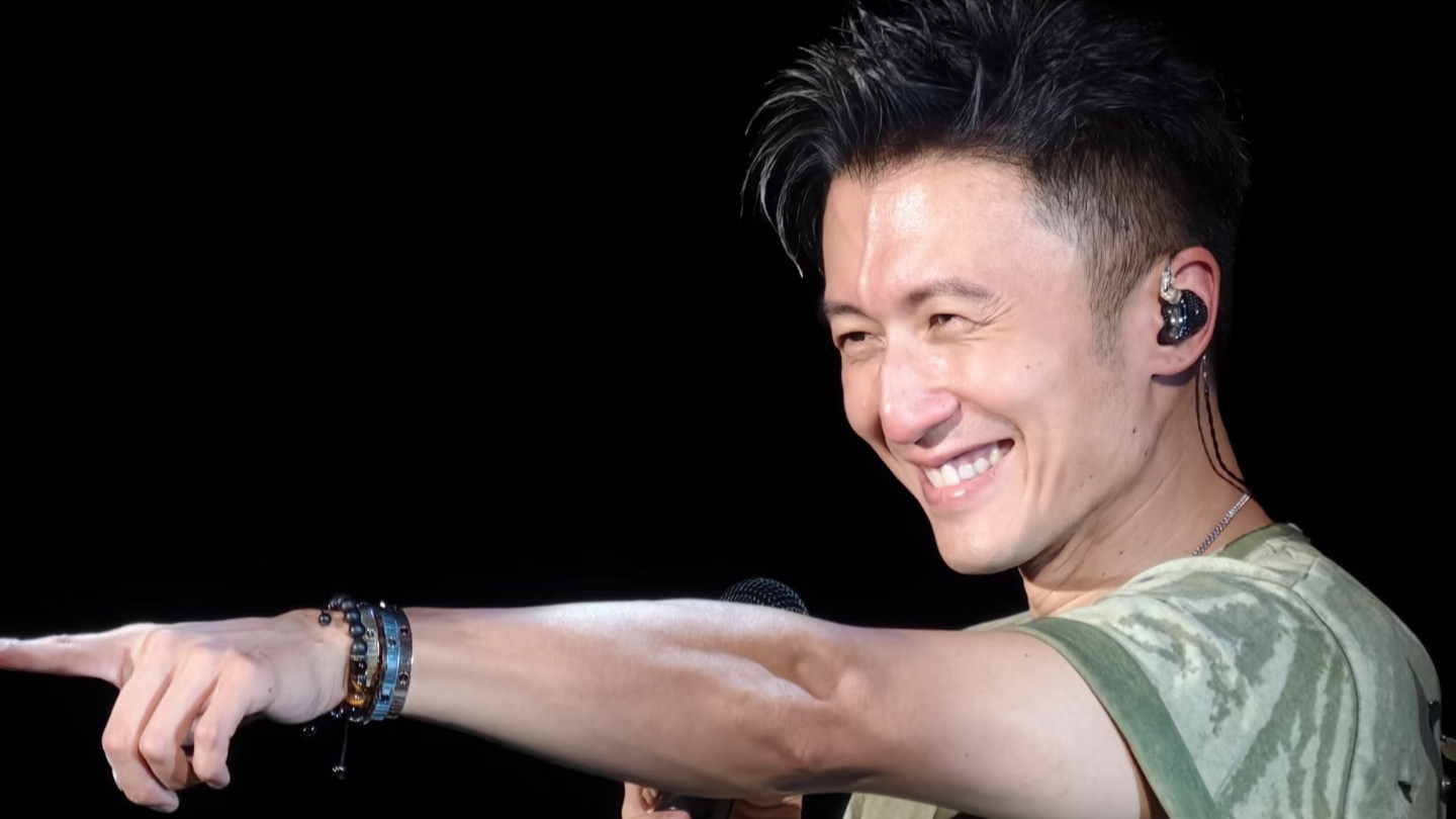 谢霆锋郑州演唱会被递烟笑场！河南大哥"最高礼仪"整懵摇滚巨星