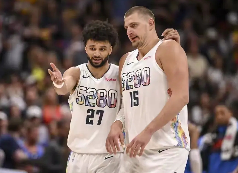 掘金最近魔鬼赛程算是挺过来了！
最近五个对手，先是赢了湖人，败给尼克斯，被雷霆绝