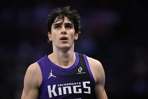 NBA常规赛国王主场对阵篮网的比赛已经结束。全场战罢，国王以126-122战胜篮