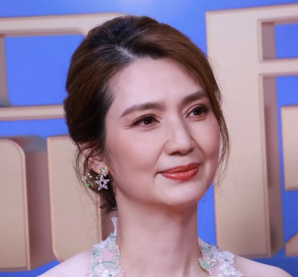 53岁的洪欣和24岁儿子站在一起宛若姐弟
也让全网看懂了，自然老去的美，到底比强