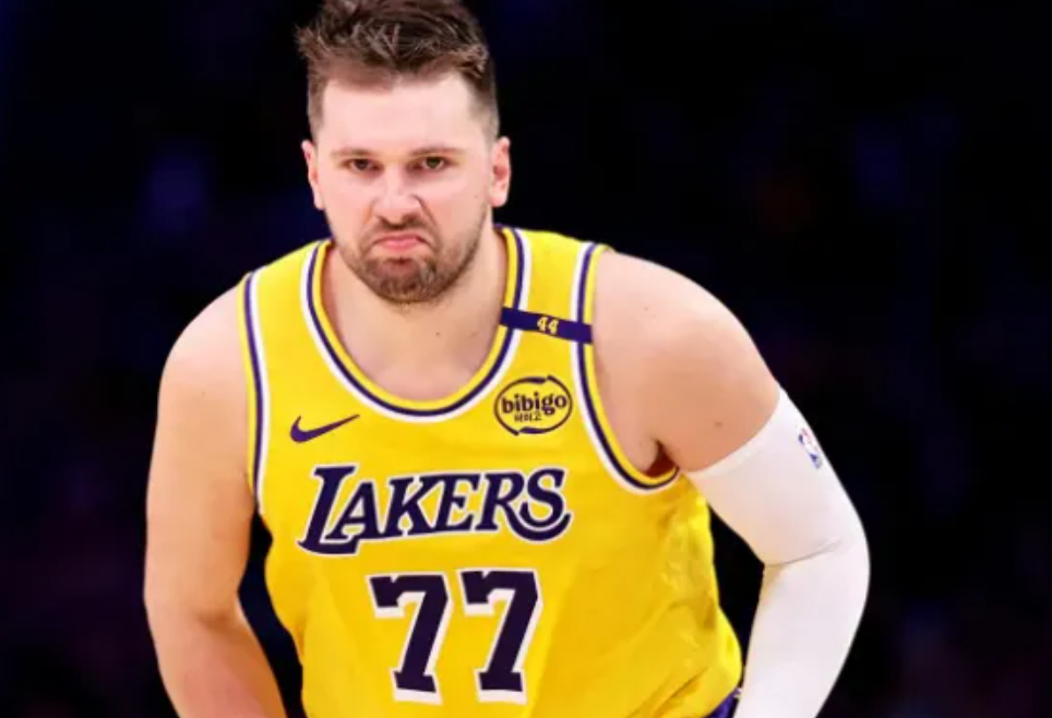 湖人记者Dan Woike在个人社媒上报道了湖人球员卢卡-东契奇的伤病恢复情况。