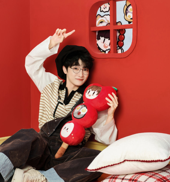 周深多了个新“身份”
他开始在评论区扮演客服的角色，大家可以喊他“卡布客服”
只