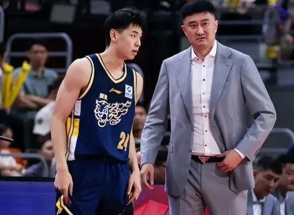 广东男篮主教练杜锋下课。据著名篮球评论员苏群透露，杜锋将不再担任广东男篮主教练的