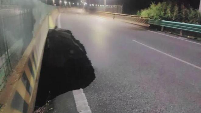 中茅快线路面塌陷，临时交通管制