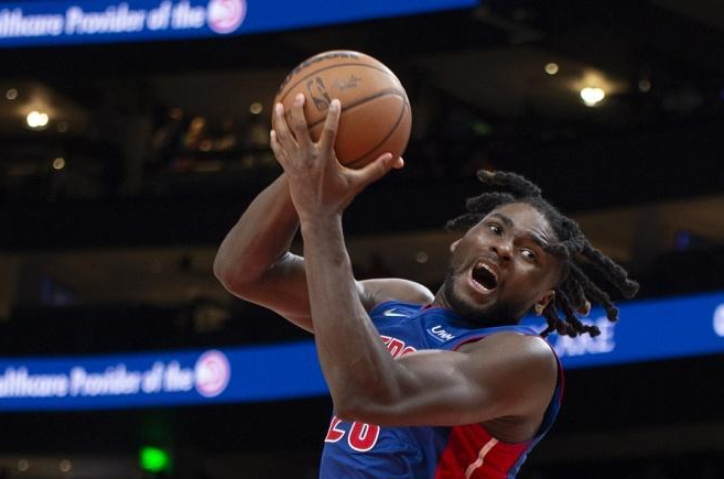 活塞要想赢球，必须立足于防守，斯图尔特或者里德顶掉哈里斯的首发，以最强的防守面对