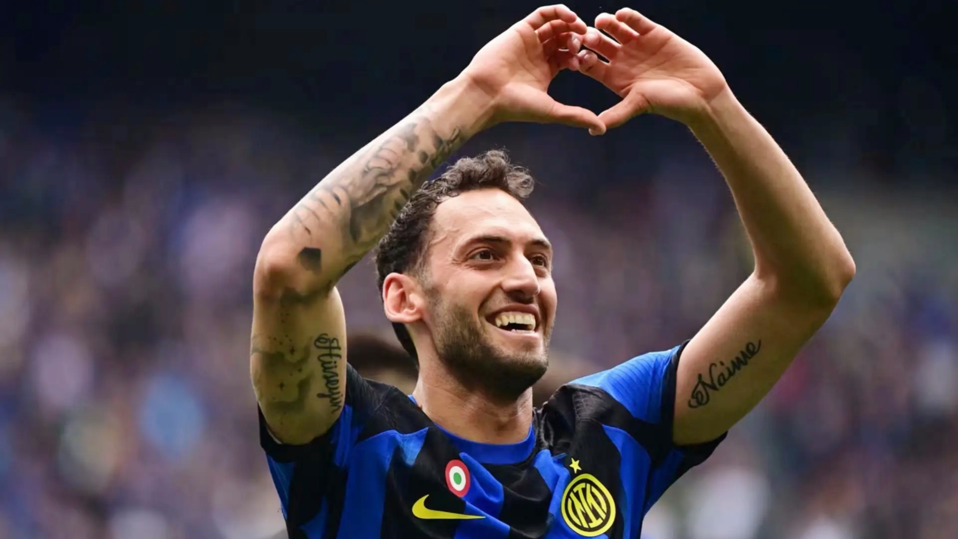 恰尔汗奥卢和国米的合同在明年夏天到期，目前年薪650万欧元。
他希望能够续约三年