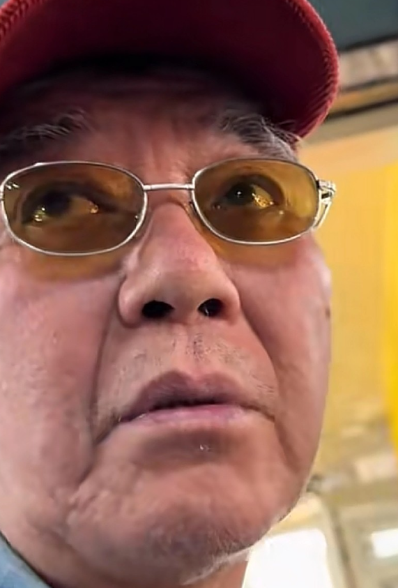 李立群早上十点去镇上赶集买牛肉
结果他到了后人家都收摊了，李立群生气的说：“我十