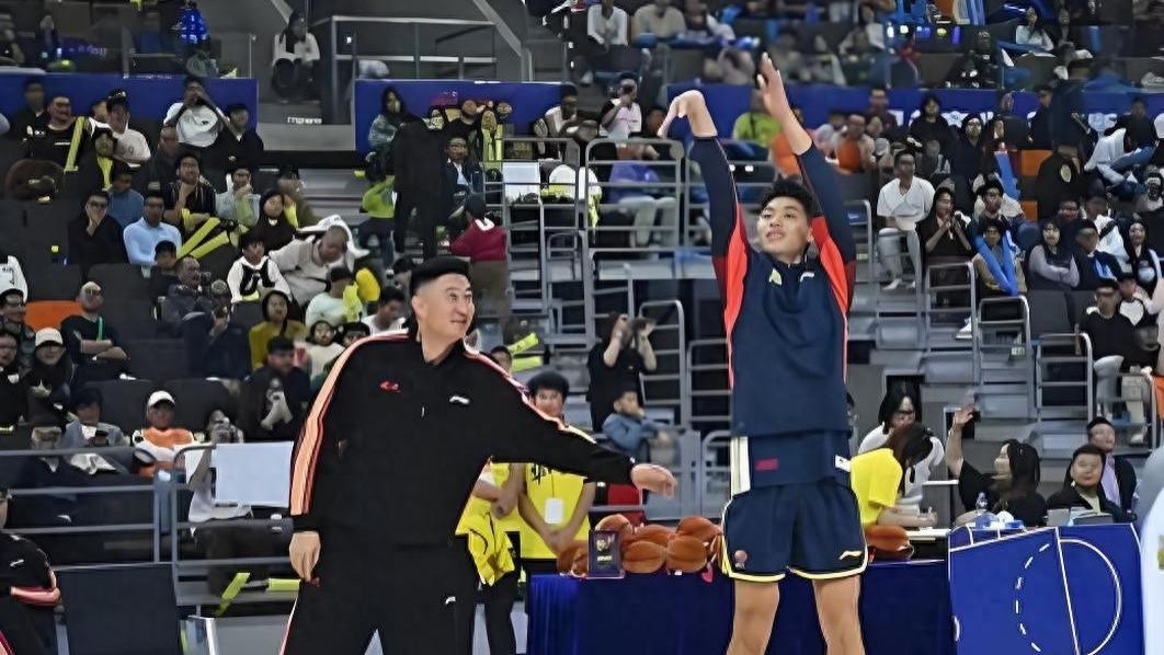 广东锋线大将崔永熙回到南宁，剪头发+嗦粉忙不停，还去苦练保持状态！