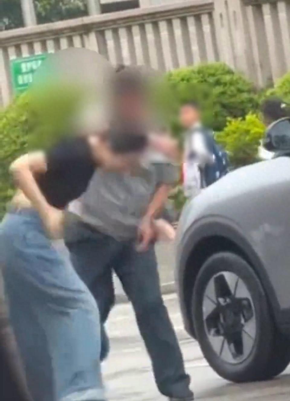 女子踹人，保安“反手一耳光”防卫过当？