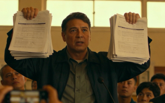 出差20天，女儿被班主任剃光头发，我去理论她还骂我穷鬼，我没哭没闹，直接全校师生面前也给她剃个光头…