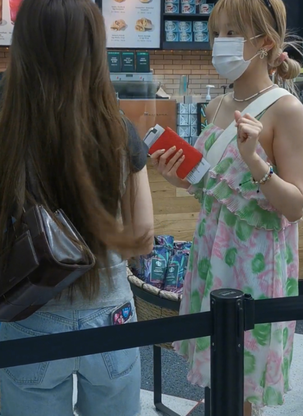 宋雨琦穿的这大厚底的鞋子跟不矮吧
懂得都懂，估计里头还得垫点，叶舒华穿的是纯平跟