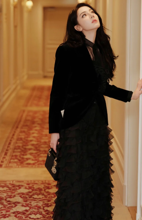 你在我身边 就能同频心动，像是雨夜的萤火