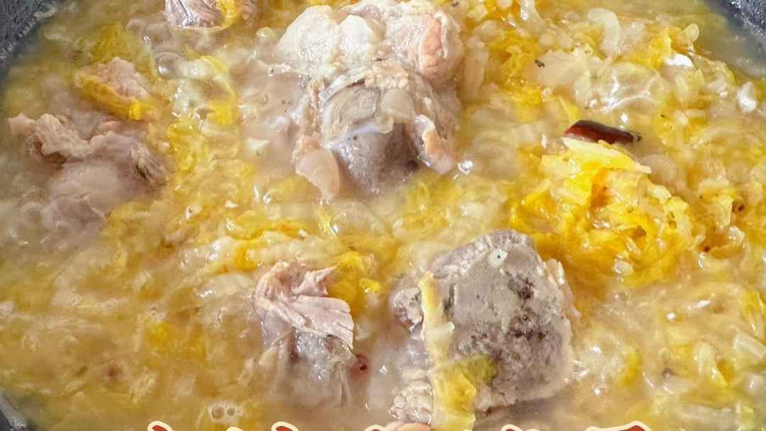 酸菜大棒骨：东北风味的温暖治愈力