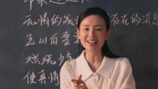 同样是演白发老人，看看45岁董洁跟55岁闫妮才知，何为老天赏饭吃