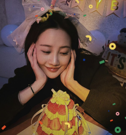 李纯晒分享了一组庆生照
并且配文：“可真幸福啊！又是被爱护的一年，谢谢我自己，谢