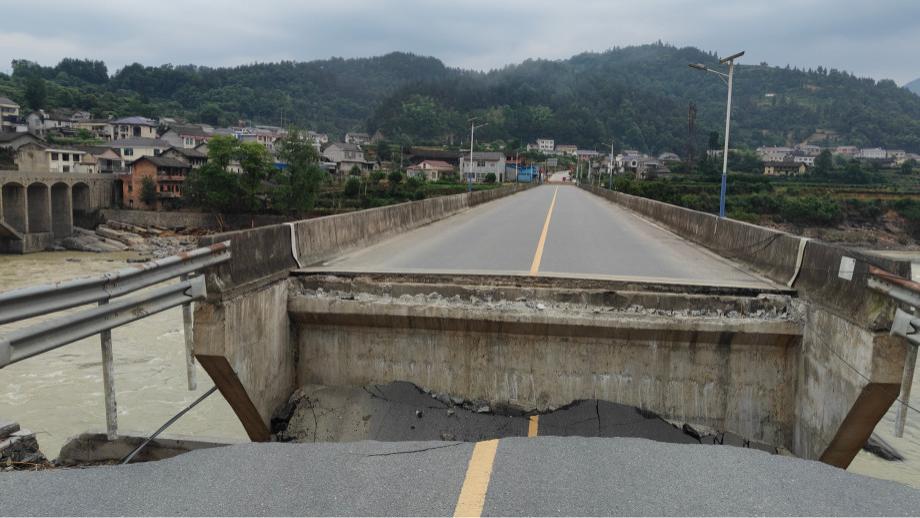 湖南石门强降雨中桥基松动，干部凌晨两次巡查果断封桥，百辆车劝返后桥面塌陷160㎡零伤亡