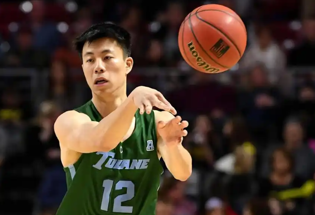 张镇麟的风格跟国家队不搭
国家队要的是上场就玩命防守，玩命抢篮板的人，每一分钟，