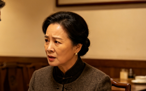 60岁初中同学找我搭伙过日子，他称每月三万退休金随我花销，那晚看到特殊一幕，我连夜收拾行李果断搬走